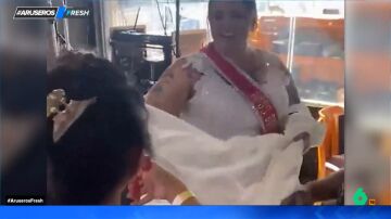 Así es el 'fiestón' con el que una mujer celebra su divorcio: cortando el vestido de novia y rodeada de amigas