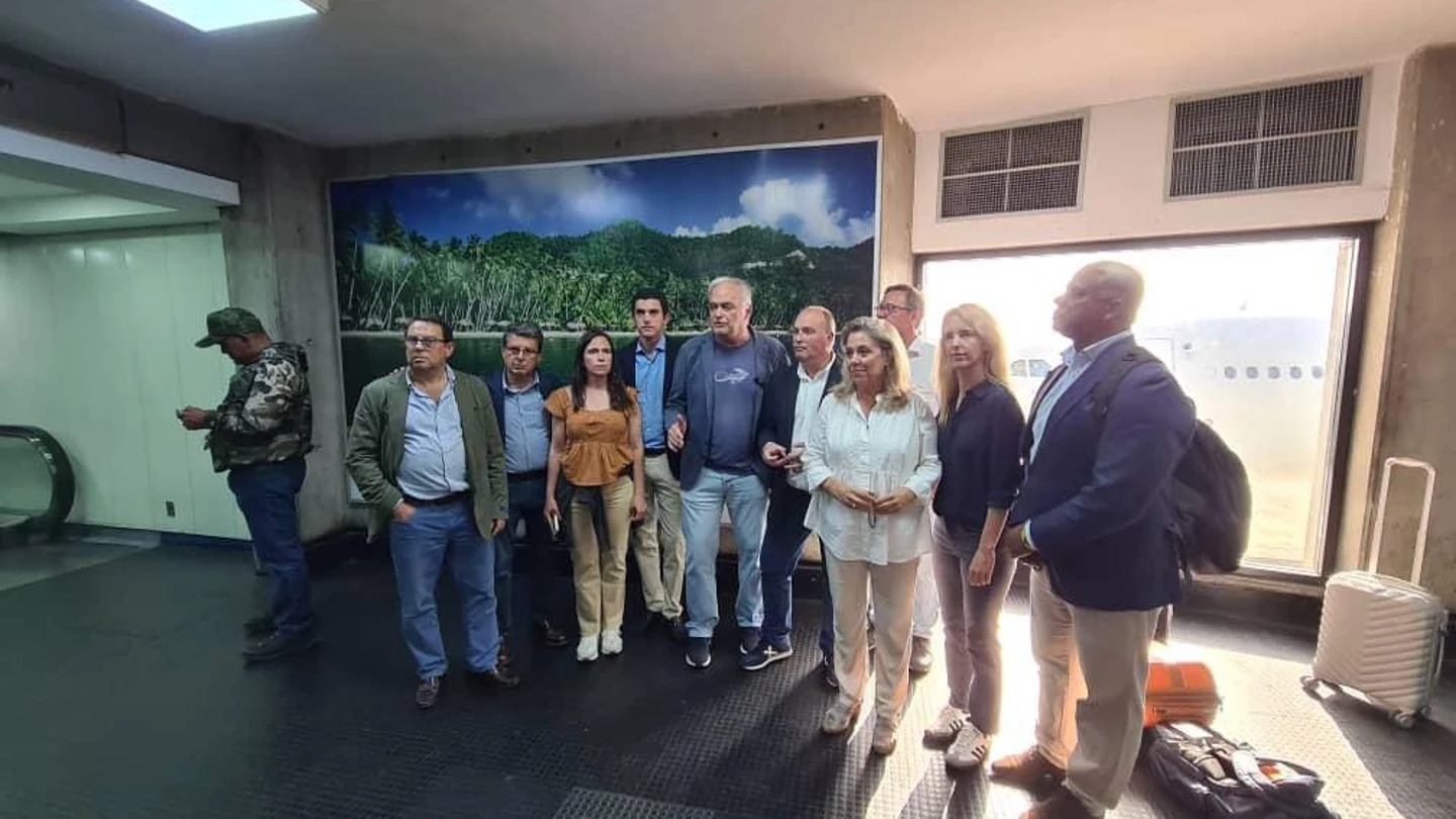 Los diez retenido del Partido Popular en el aeropuerto de Caracas. Los diez retenido del Partido Popular en el aeropuerto de Caracas.