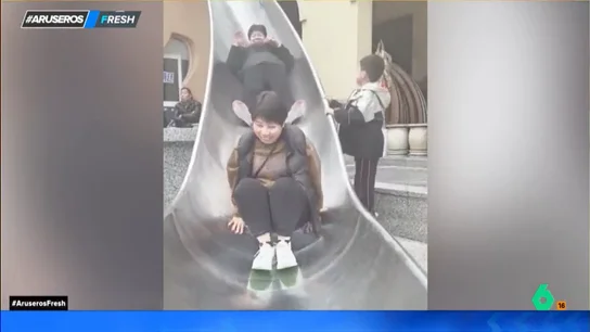 El divertido viral de una mujer al tirarse por un tobogán y chocar con otro familiar El divertido viral de una mujer al tirarse por un tobogán y chocar con otro familiar