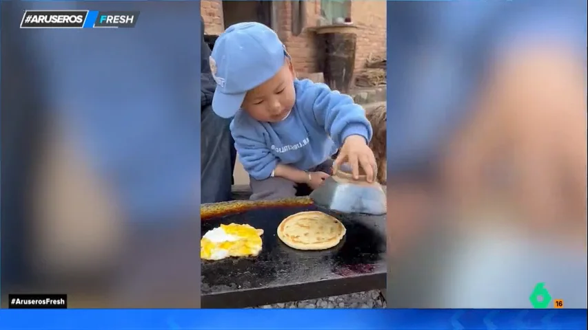 La tremenda habilidad de un niño en la cocina: hace un plato en la plancha él solo bajo la vigilancia de su abuelo