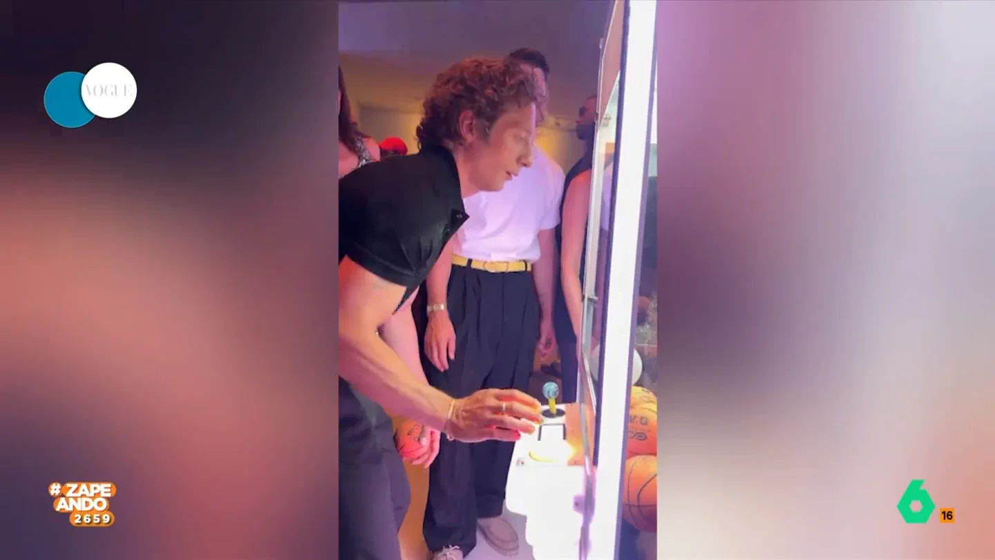 Jeremy Allen White demuestra sus dotes para atrapar objetos en París: "Seguro que tenía el 'cigar' arriba" El actor fue uno de los invitados a una fiesta organizada por una firma de moda en París con motivo de los Juegos Olímpicos. La marca preparó un arcade en el que el actor demostró su habilidad con la maquina de gancho.