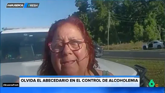 Unos policías piden a una mujer que recite el abecedario para ver si está conduciendo ebria y no consigue pasar de la 'C' Unos policías piden a una mujer que recite el abecedario para ver si está conduciendo ebria y no consigue pasar de la 'C'