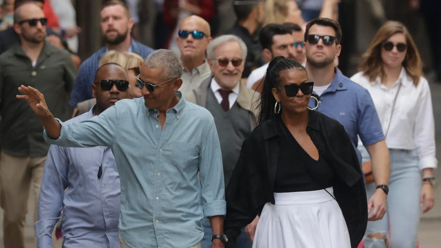 Barack Obama y Michelle Obama saliendo del MOCO Museum de Barcelona. Barack Obama y Michelle Obama saliendo del MOCO Museum de Barcelona.