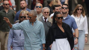 Barack Obama y Michelle Obama saliendo del MOCO Museum de Barcelona.