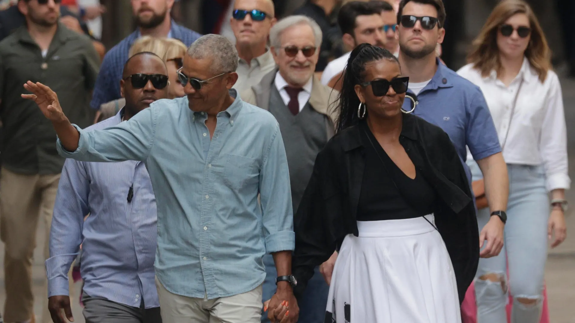 Barack Obama y Michelle Obama saliendo del MOCO Museum de Barcelona.