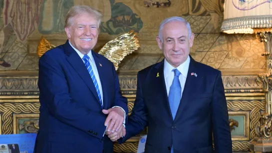 El candidato republicano y expresidente, Donald Trump, estrechando las manos con el primer ministro israelí, Benjamín Netanyahu. El candidato republicano y expresidente, Donald Trump, estrechando las manos con el primer ministro israelí, Benjamín Netanyahu.