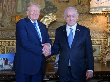 El candidato republicano y expresidente, Donald Trump, estrechando las manos con el primer ministro israelí, Benjamín Netanyahu.