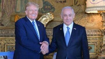 El candidato republicano y expresidente, Donald Trump, estrechando las manos con el primer ministro israelí, Benjamín Netanyahu.