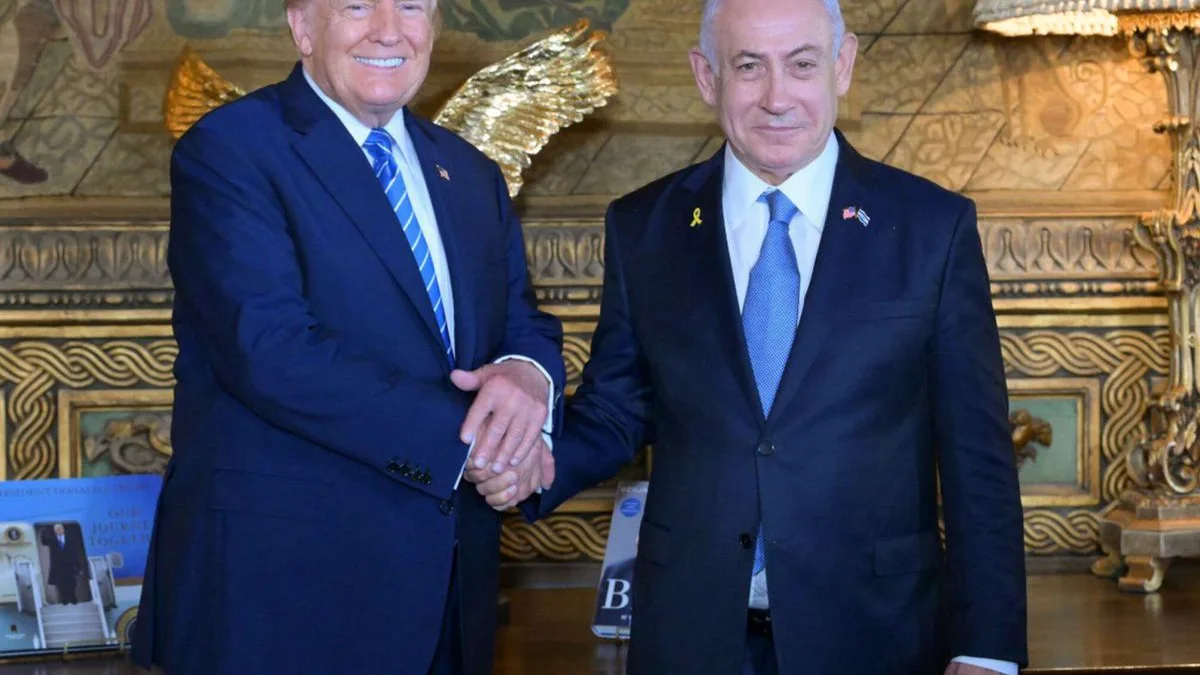 El candidato republicano y expresidente, Donald Trump, estrechando las manos con el primer ministro israelí, Benjamín Netanyahu.