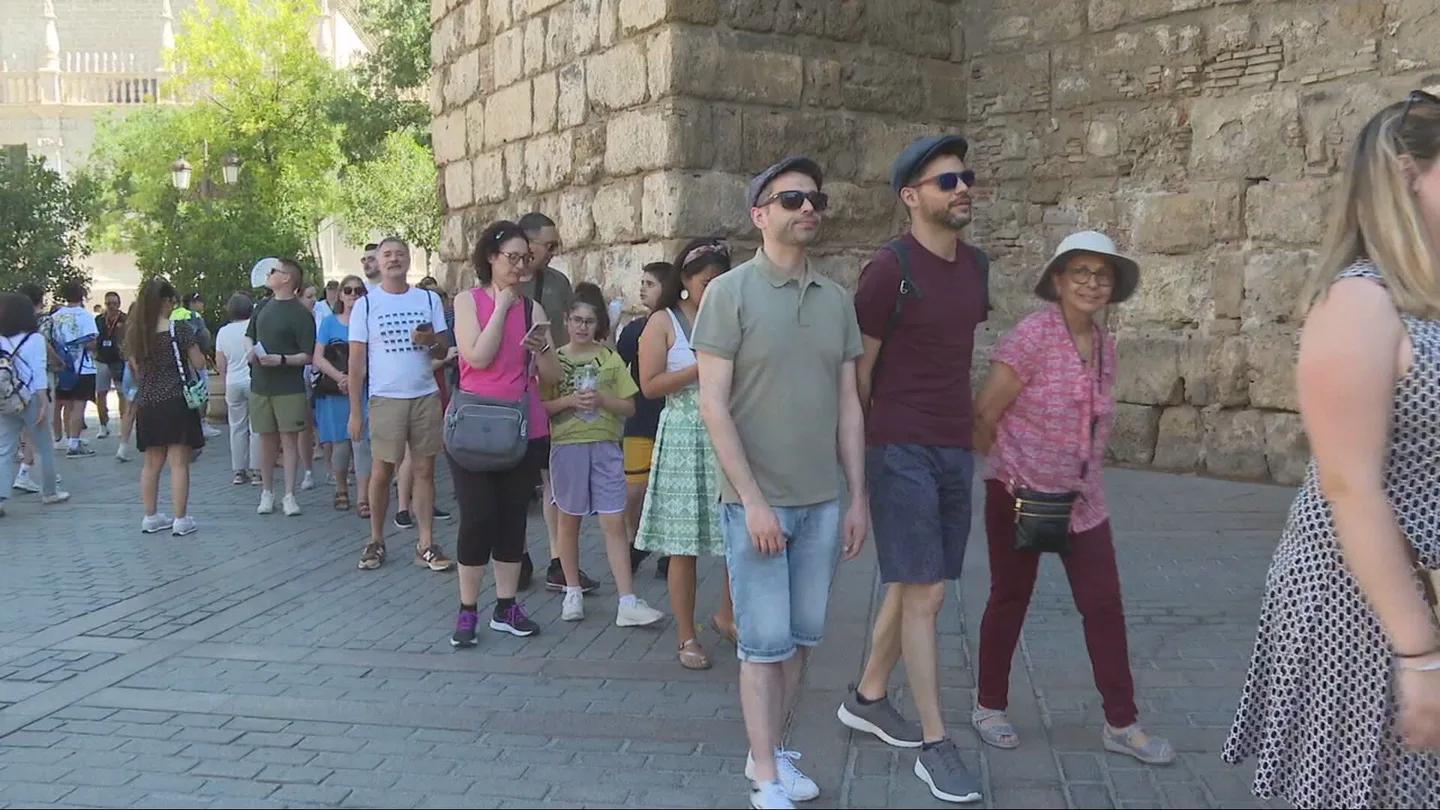 Turistas esperan en una cola en Sevilla Turistas esperan en una cola en Sevilla
