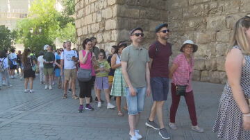 Turistas esperan en una cola en Sevilla