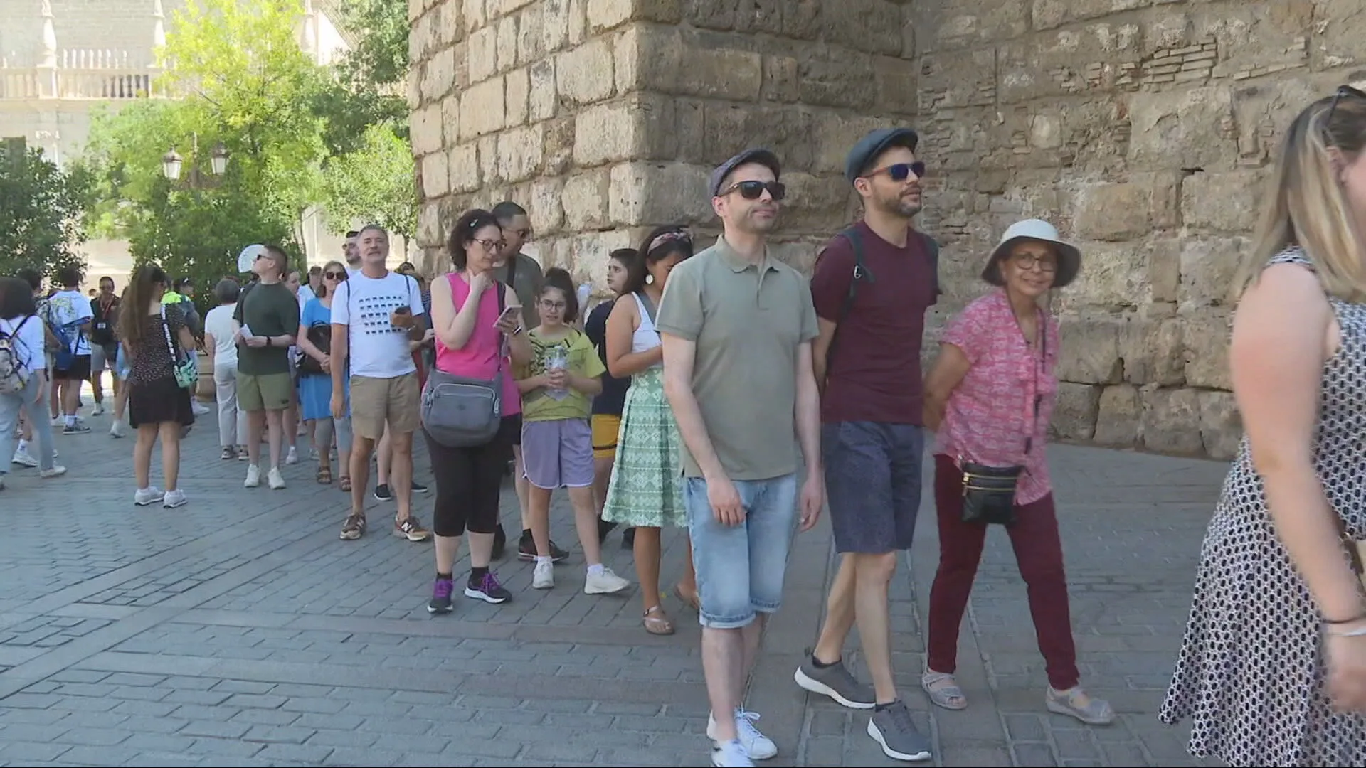 Turistas esperan en una cola en Sevilla