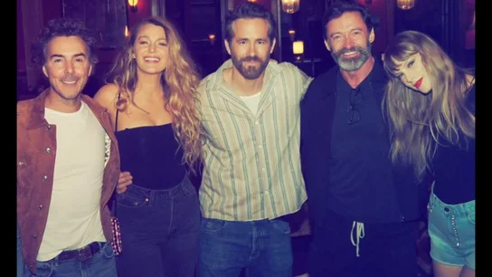 La estrella del pop junto a Blake Lively, Ryan Reynolds, Hugh Jackman y Shawn Levy, el director de la película. La estrella del pop junto a Blake Lively, Ryan Reynolds, Hugh Jackman y Shawn Levy, el director de la película.