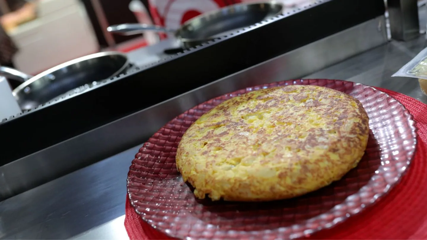 Foto de archivo de una tortilla de patatas. Foto de archivo de una tortilla de patatas.