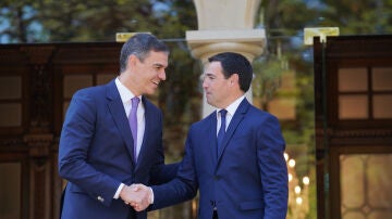 El presidente del Gobierno, Pedro Sánchez, es recibido por el lehendakari, Imanol Pradales, a su llegada al Palacio de Ajuria Enea
