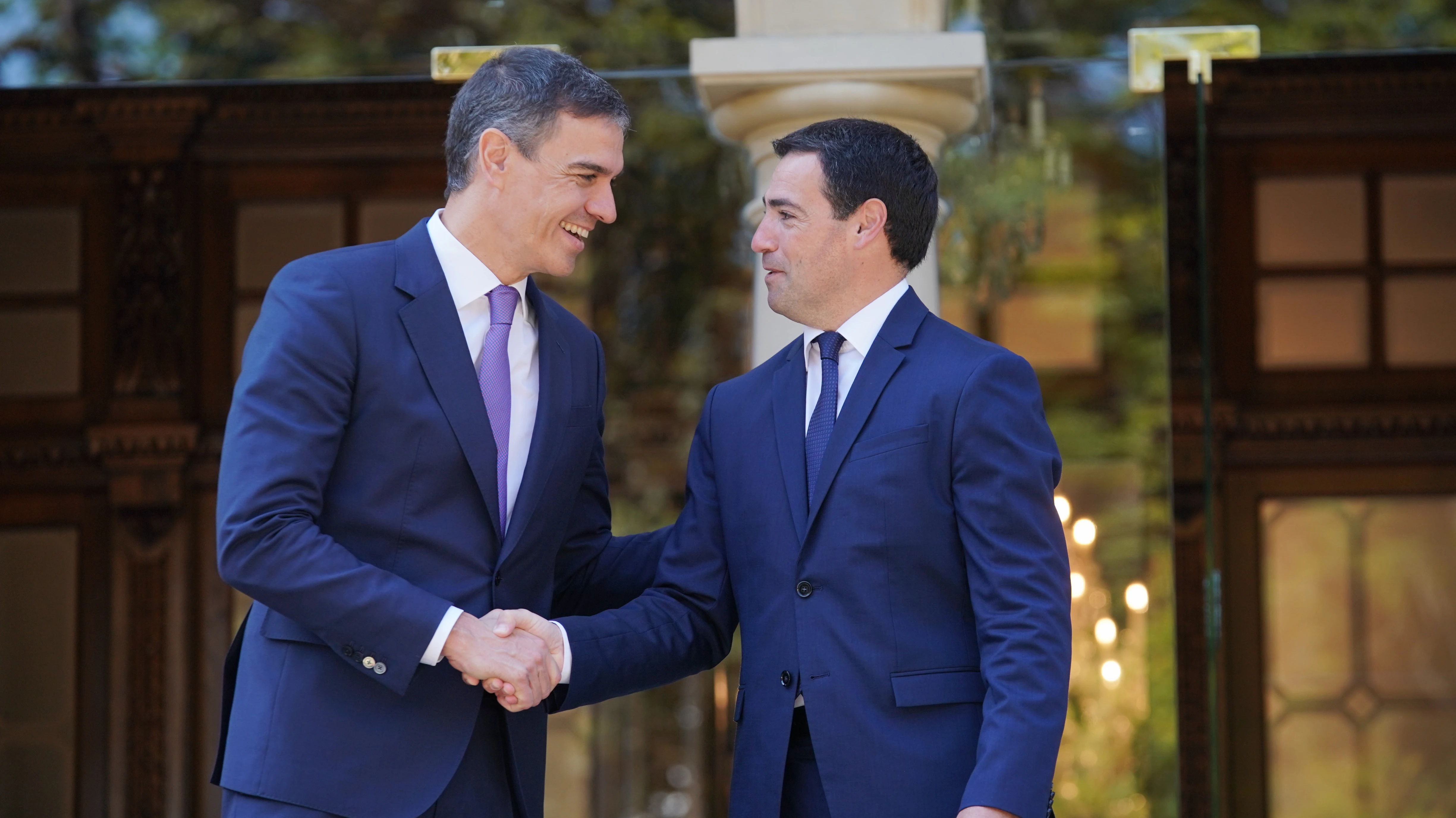 El presidente del Gobierno, Pedro Sánchez, junto al lehendakari, Imanol Pradales, n una imagen de archivo.