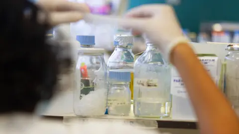 Investigadores trabajando en el laboratorio Investigadores trabajando en el laboratorio