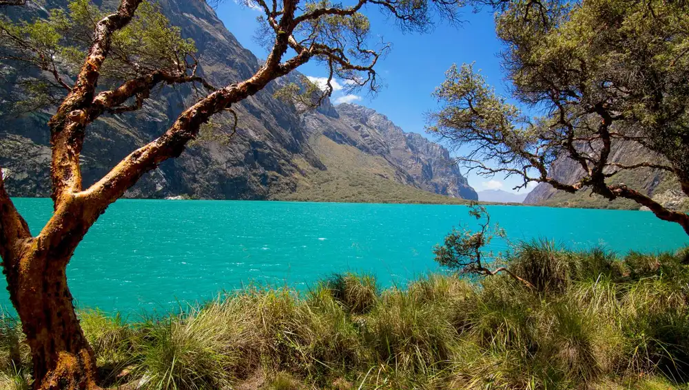 Laguna 69 en el Parque Nacional de Huascarán Laguna 69 en el Parque Nacional de Huascarán