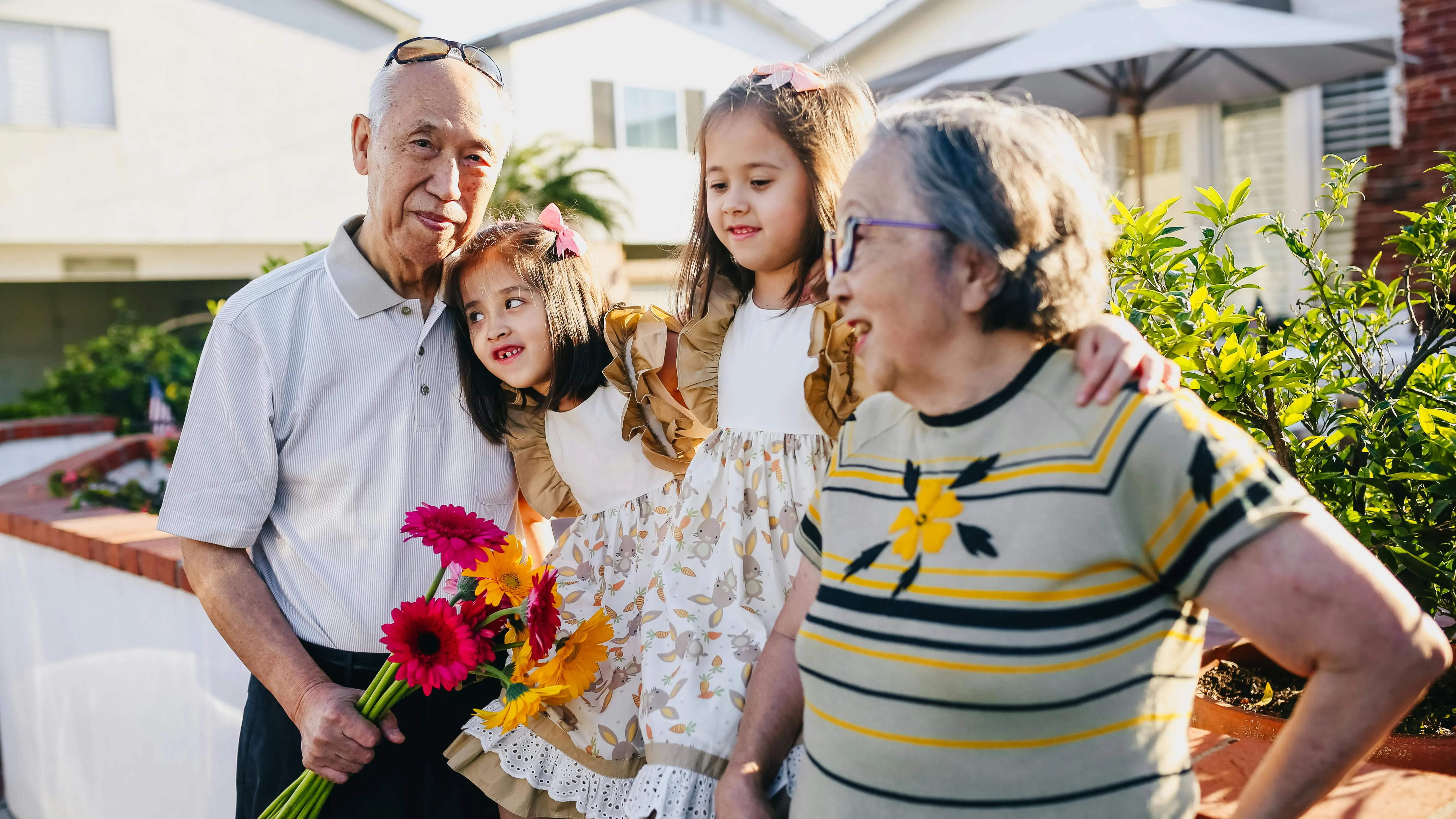 Un abuelo y una abuela junto a sus dos nietas en el Día de los Abuelos.