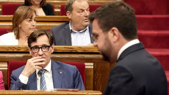 El presidente de la Generalitat en funciones, Pere Aragonès, y el líder del PSC, Salvador Illa, durante el pleno del Parlament de Cataluña El presidente de la Generalitat en funciones, Pere Aragonès, y el líder del PSC, Salvador Illa, durante el pleno del Parlament de Cataluña