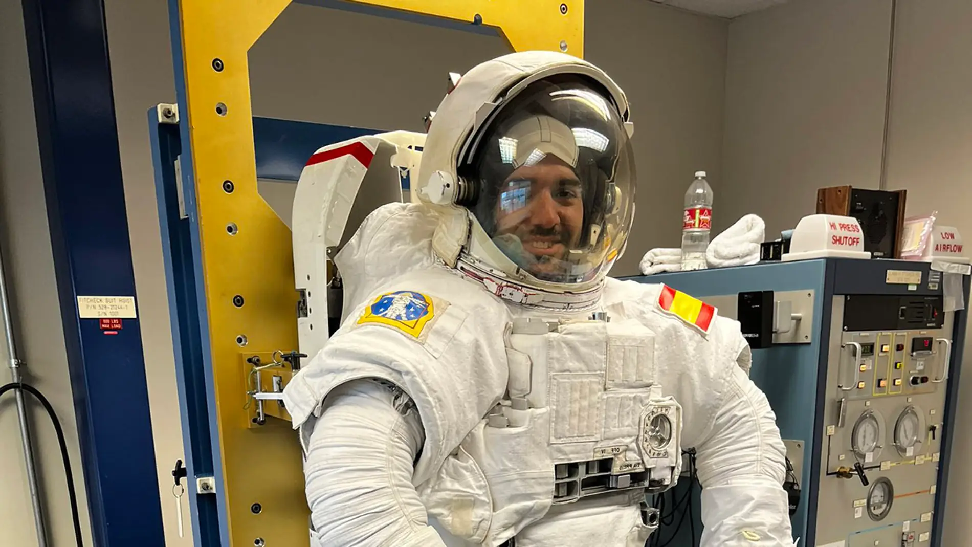 Pablo Álvarez con el traje espacial puesto Pablo Álvarez con el traje espacial puesto