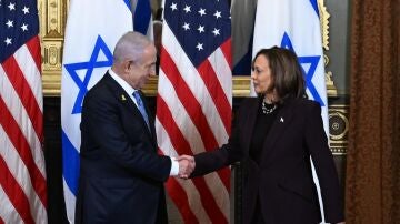 El primer ministro de Israel, Benjamin Netanyahu, saluda a la vicepresidenta de Estados Unidos, Kamala Harris