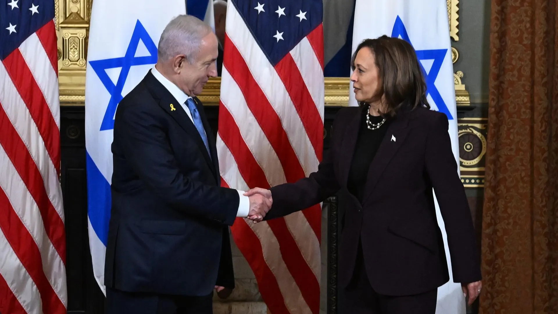 El primer ministro de Israel, Benjamin Netanyahu, saluda a la vicepresidenta de Estados Unidos, Kamala Harris