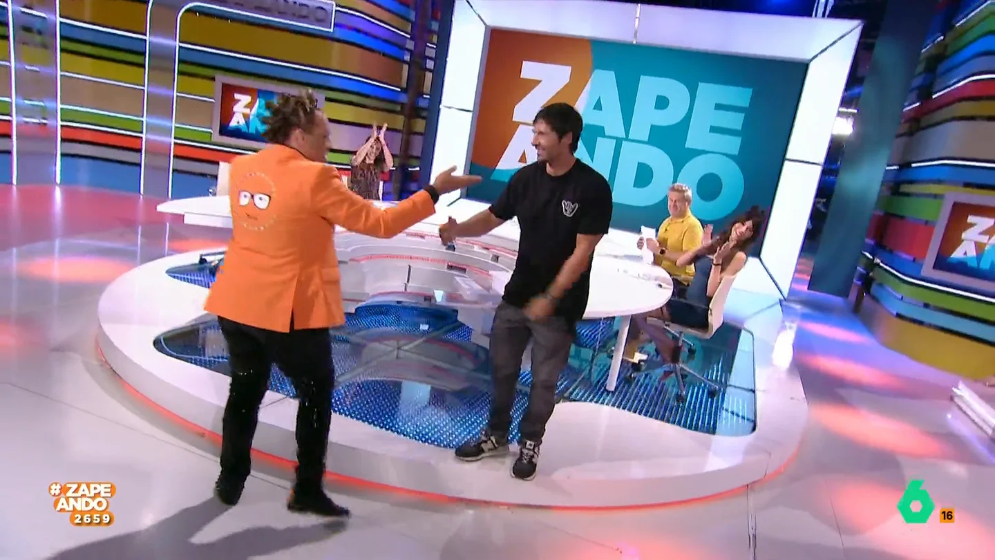 Torito se vuelve 'loco' por el nuevo cámara de Zapeando: "Parece de 'Pasión de Gavilanes'" El zapeador, nada más empezar el programa, se ha fijado en uno de los cámaras de Zapeando. "A Pirri lo habéis transformado por un tío bueno que estoy flipando", ha afirmado Torito.
