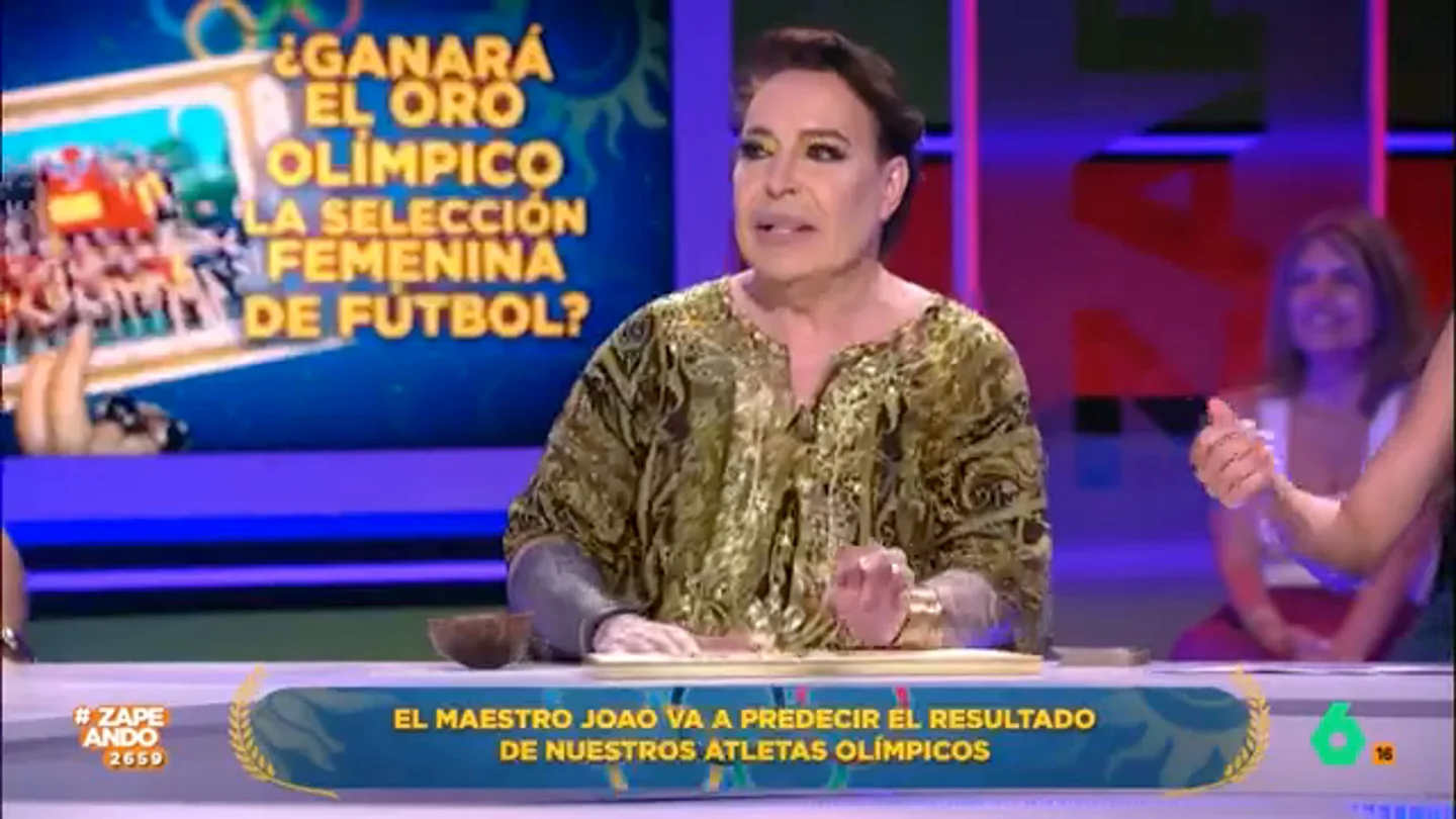El Maestro Joao predice el resultado de la Selección Femenina de Fútbol en los JJOO a través de la acutomancia Esta técnica de adivinación utiliza alfileres para así hacer sus predicciones. El Maestro Joao explica que es la primera vez que la utiliza en televisión. ¿Logrará el equipo femenino español llevarse alguna medalla?