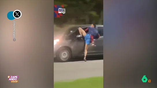 Intento de robo frustrado: un conductor se lleva al ladrón enganchado en la ventanilla El caco no se dio cuenta de que el propietario del vehículo estaba dentro del coche y esto provocó que el robo terminara de la peor manera para él.