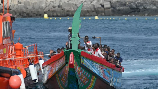 Llega a El Hierro un cayuco con 117 migrantes Salvamento Marítimo remolca el cayuco hasta el muelle de La Restinga