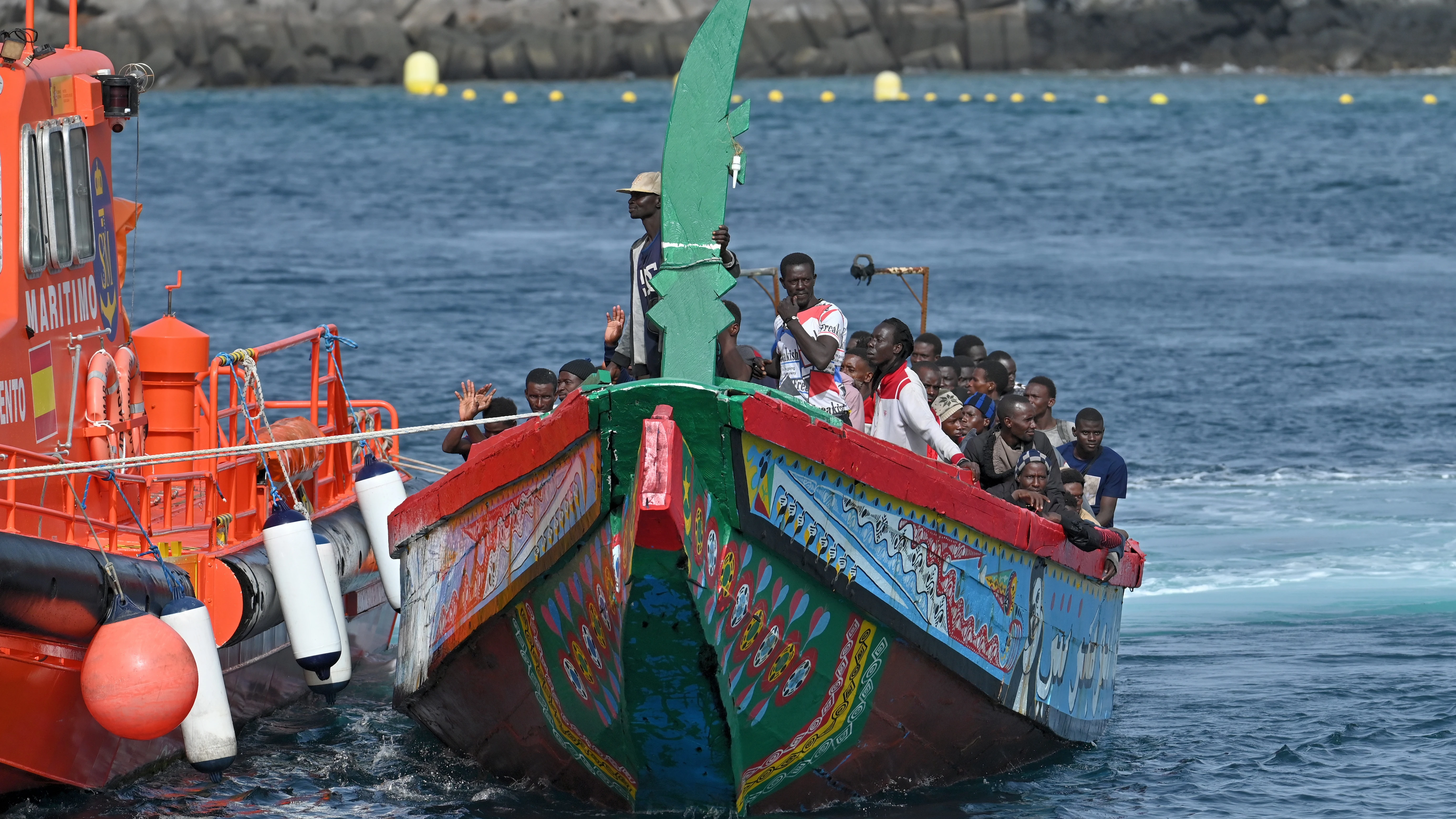 Salvamento Marítimo remolca el cayuco hasta el muelle de La Restinga