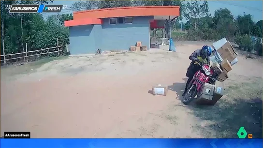 Con la casa a cuestas : el divertido momento de un repartidor al entregar los paquetes con su moto Con la casa a cuestas : el divertido momento de un repartidor al entregar los paquetes con su moto