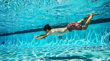 Niño bañándose en la piscina