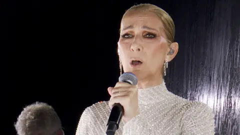 Céline Dion en su actuación en los Juegos Olímpicos de París Céline Dion en su actuación en los Juegos Olímpicos de París