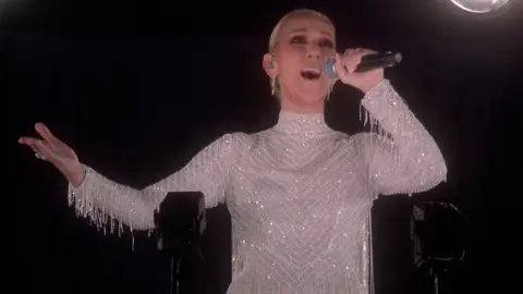 Céline Dion cantando en la ceremonia de inauguración de los Juegos Olímpicos de París Céline Dion cantando en la ceremonia de inauguración de los Juegos Olímpicos de París