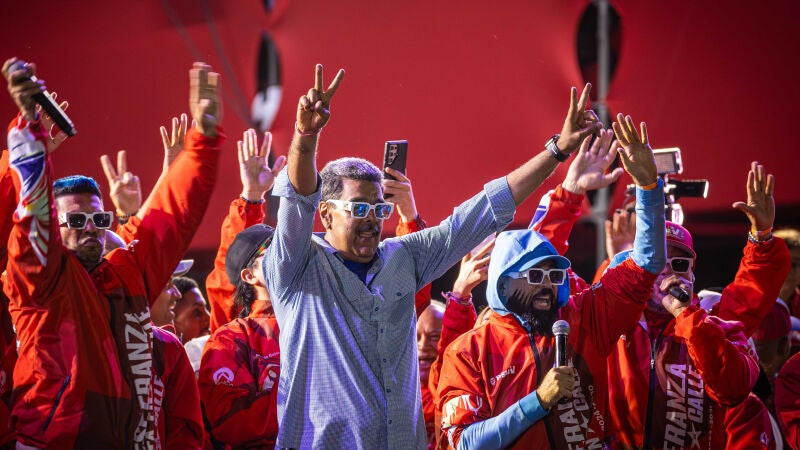 El presidente de Venezuela y aspirante a la reelección, Nicolás Maduro, saluda a los asistentes al cierre de su campaña,