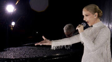  Céline Dion en su actuación para los Juegos Olímpicos de París 2024