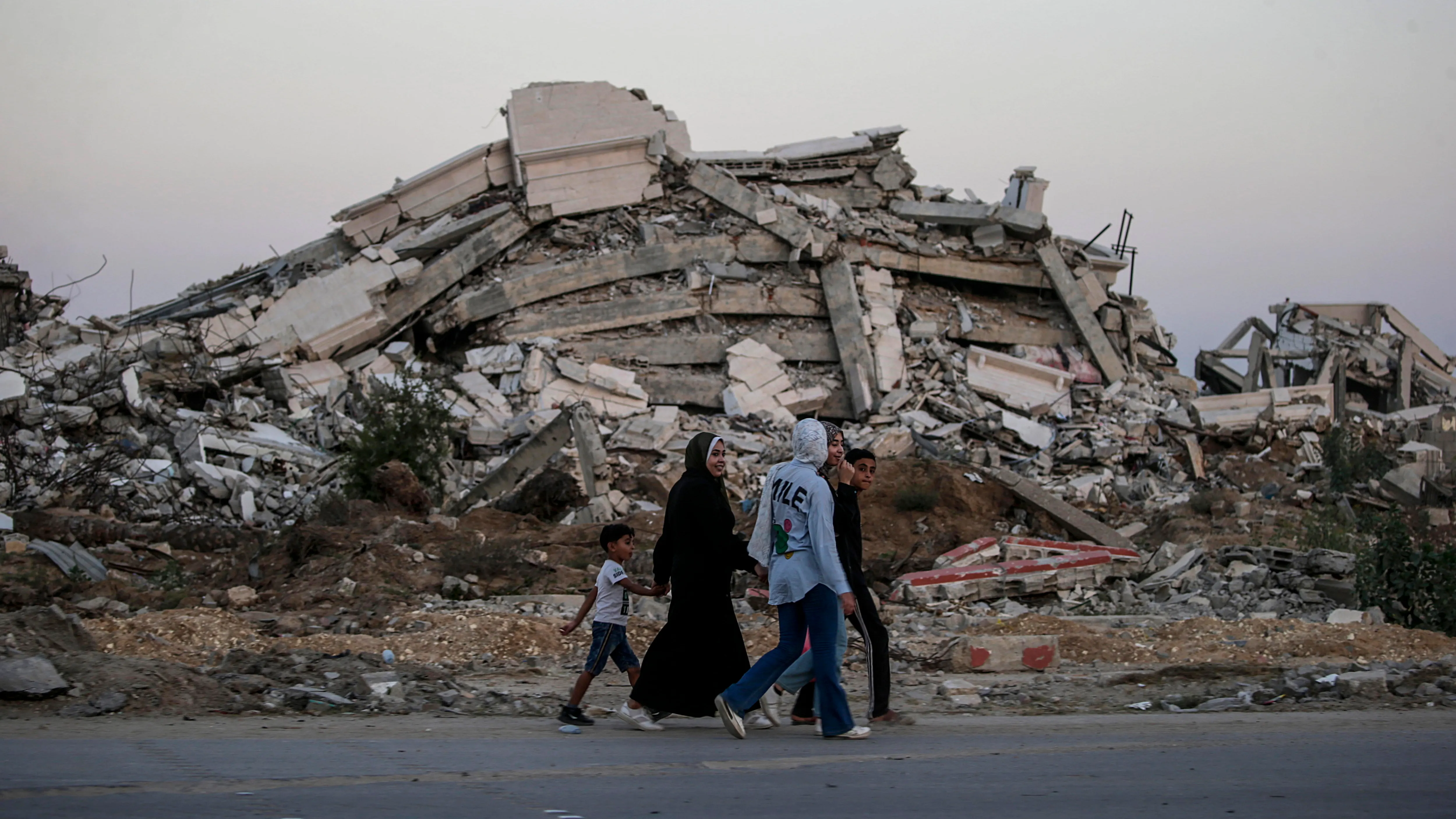 Palestinos desplazados internos caminan por la carretera Salah Al Din en medio de la operación militar israelí en Jan Yunis, sur de la Franja de Gaza