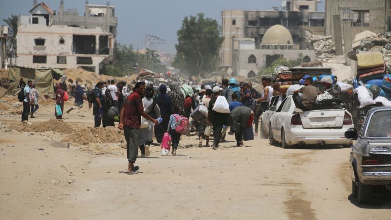 Gazatíes se desplazan por la Franja