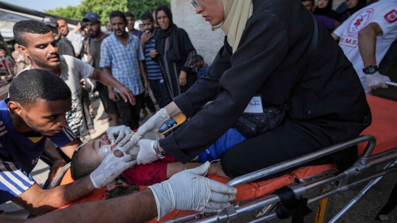 Una médica palestina atiende a un niño herido en el bombardeo israelí de la Franja de Gaza en un hospital de Deir Al-Balah.