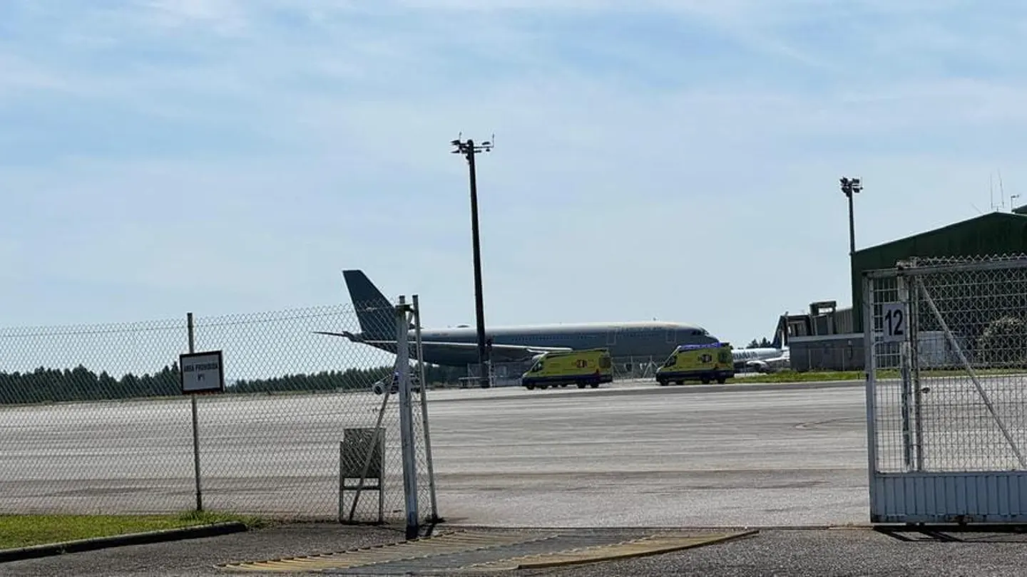 Abrazos y alegría agridulce en la llegada al aeródromo militar de Santiago de los supervivientes gallegos del "Argos Georgia" hundido en Malvinas Abrazos y alegría agridulce en la llegada al aeródromo militar de Santiago de los supervivientes gallegos del "Argos Georgia" hundido en Malvinas