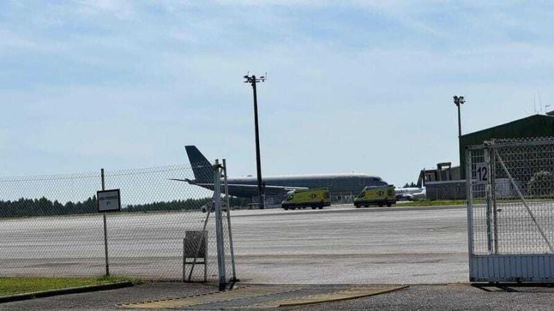 Abrazos y alegría agridulce en la llegada al aeródromo militar de Santiago de los supervivientes gallegos del "Argos Georgia" hundido en Malvinas 