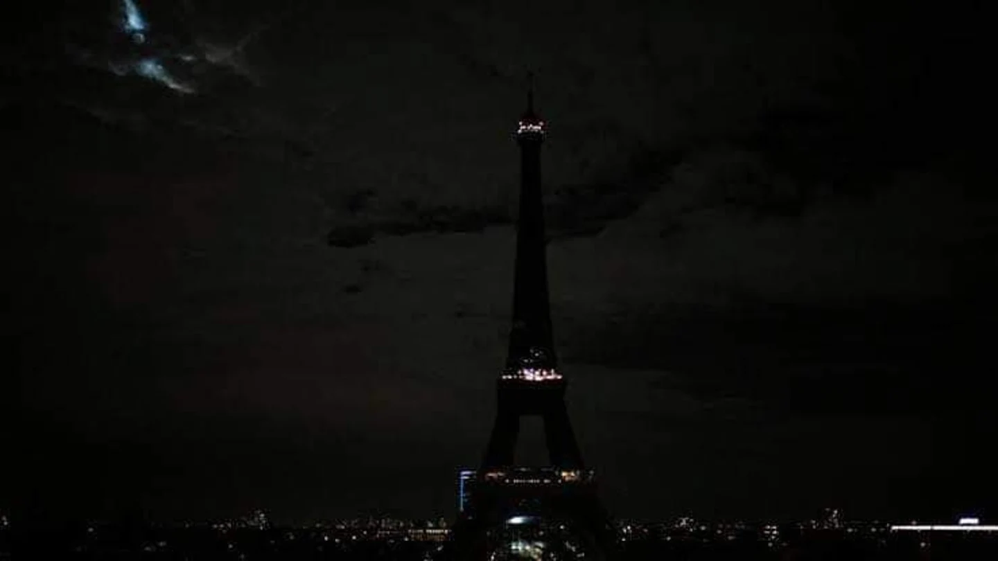 La torre Eifel a oscuras tras el apagón La torre Eifel a oscuras tras el apagón