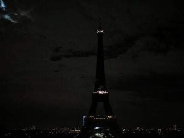 La torre Eifel a oscuras tras el apagón