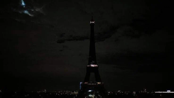 La torre Eifel a oscuras tras el apagón