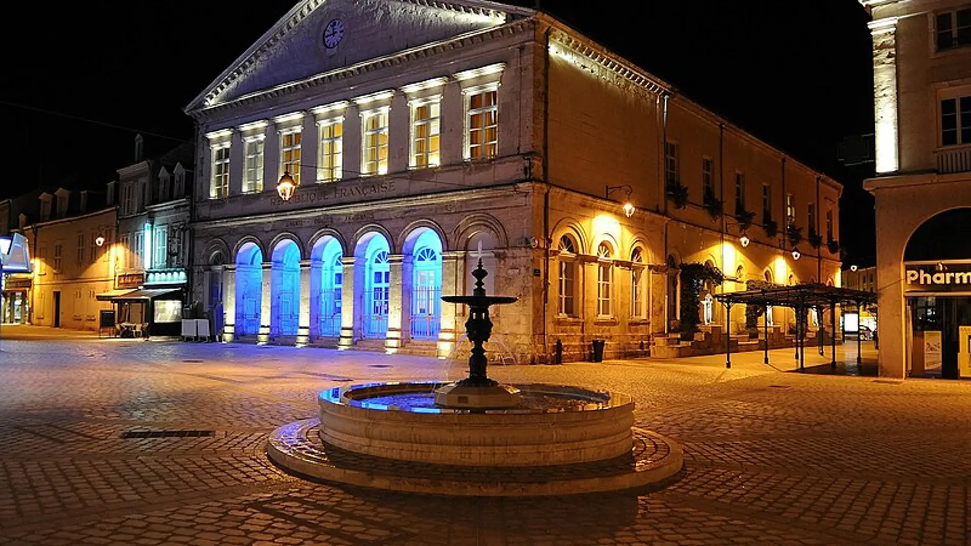 Conservatorio de música de Chateauroux por la noche Conservatorio de música de Chateauroux por la noche