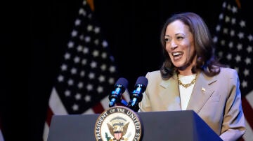 La vicepresidenta Kamala Harris pronuncia un discurso en un acto de campaña en Pittsfield, Massachusetts