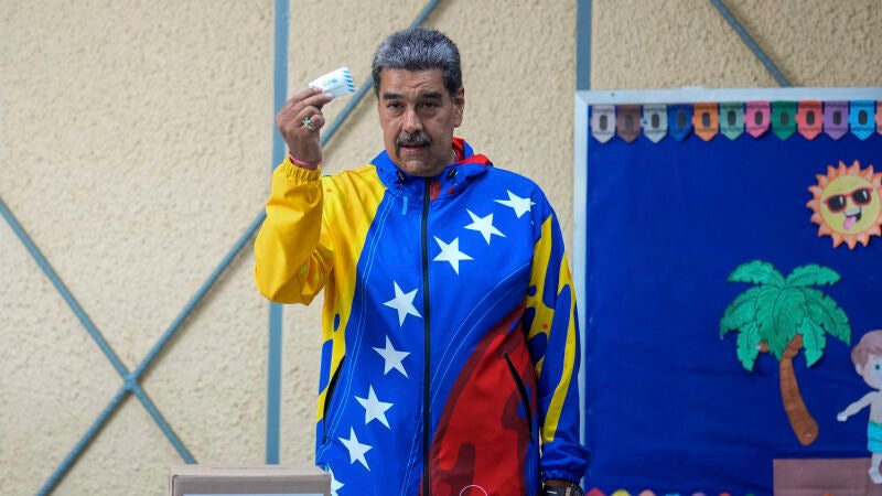 El presidente Nicolás Maduro muestra su papeleta electoral durante su votación en Caracas, Venezuela