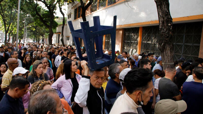 Los votantes hacen fila durante las elecciones presidenciales en el Colegio Andrés Bello, el principal centro de votación en Caracas, Venezuela